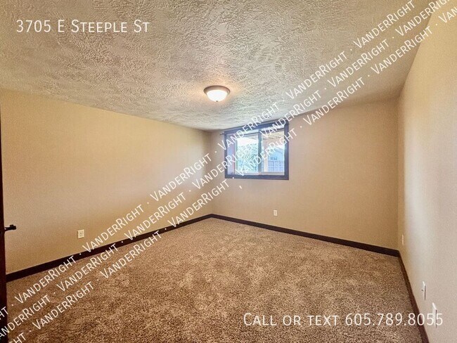 Building Photo - 3705 E Steeple St