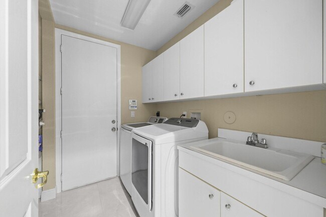 Building Photo - 4461 Mariners Cove Dr