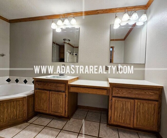 Building Photo - Spacious North Overland Park Bungalow-Available in FEBRUARY!!