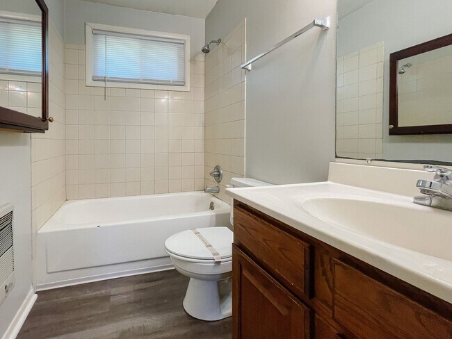 Building Photo - 8200 & 8202 W Butternut Rd