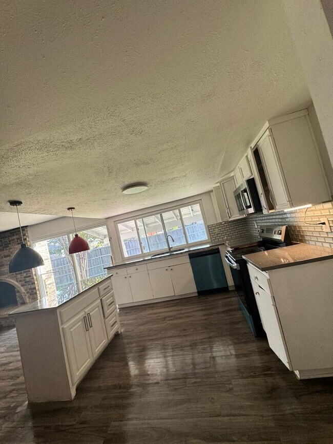 Building Photo - 3338 Country Club Dr