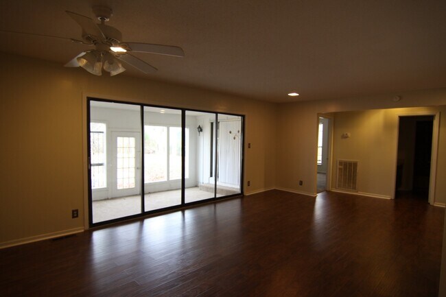 Building Photo - 2 Bedroom Home for rent in St. B Area!