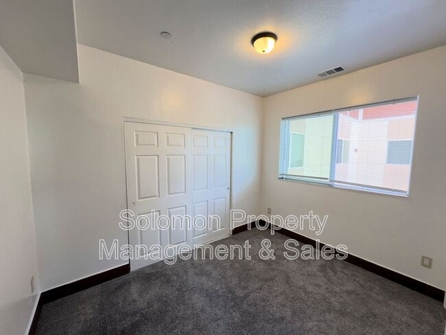 Building Photo - 2030 Broadway St