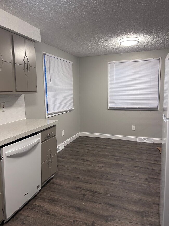 Building Photo - Spacious and Updated 3B in Old Town West!