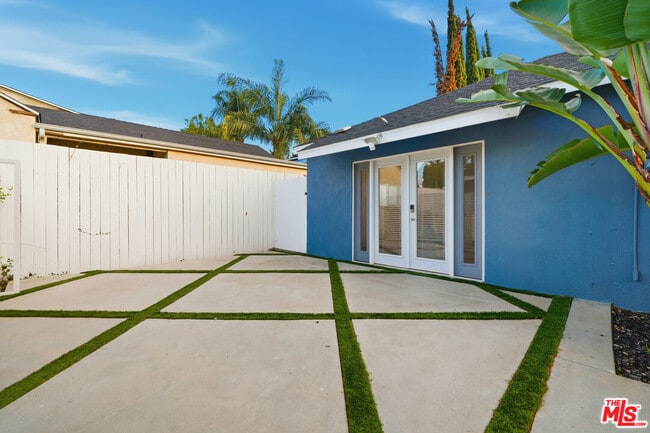 Building Photo - 15040 Hamlin St