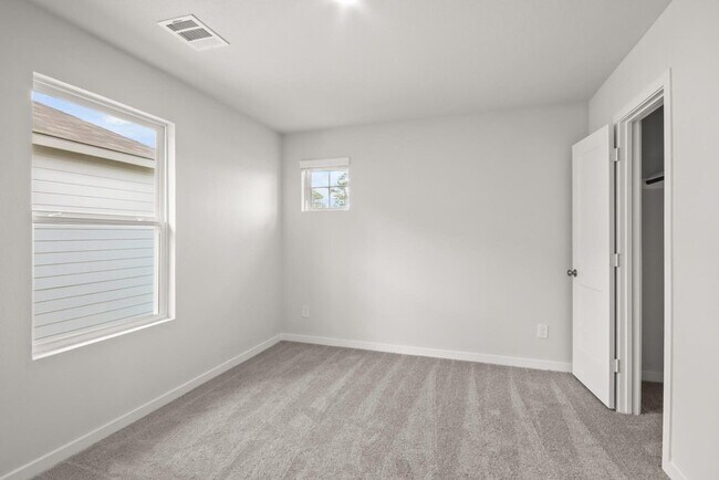 Building Photo - 496 Shoreview Dr