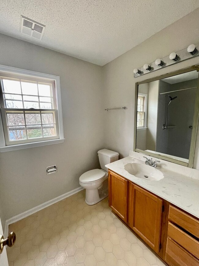 Building Photo - Welcome to this beautiful 4-bedroom, 2.5 bathroom home located in the vibrant city of Charlotte, NC