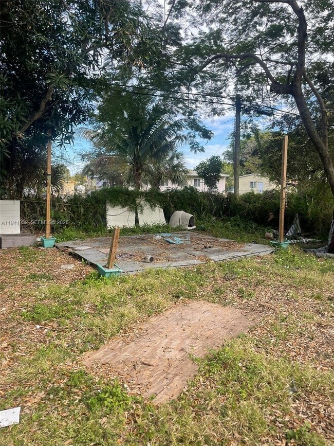 Building Photo - 1645 Lauderdale Manor Dr