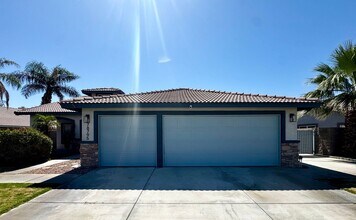 Building Photo - AVAILABLE NOW !! STUNNING 4 Bedroom 2 Bathroom POOL home in La Quinta