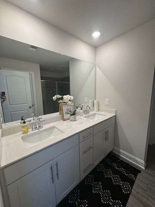 Building Photo - Beautiful newer home with 3 bedrooms, 2.5 ...