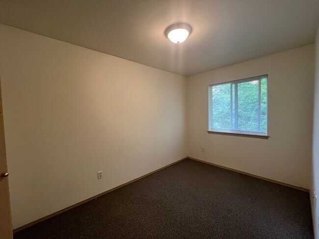 Building Photo - Townhouse Style Two Bedroom Apartment in Bellingham