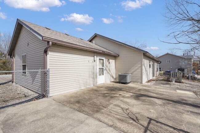 Building Photo - 215 N Catamount Blvd