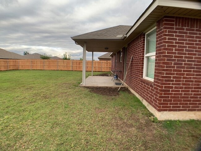 Building Photo - Newer 3 Bedroom off I-240
