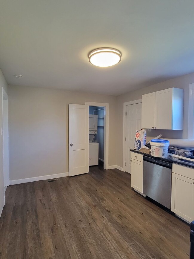 Building Photo - Remodeled rowhouse in Manchester