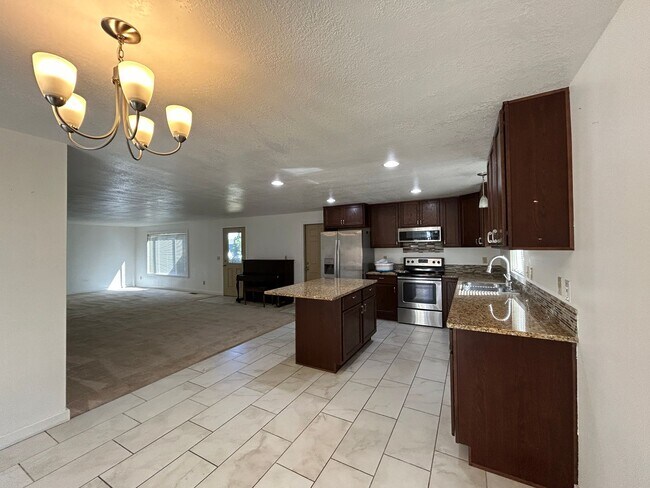 Building Photo - 4 Bedroom / 2 Bathroom Home in SW Redmond