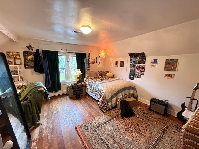 Building Photo - Beautiful home in York Neighborhood!