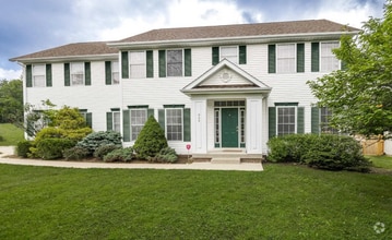 Building Photo - Bright, Spacious Home with Tons of Charm a...