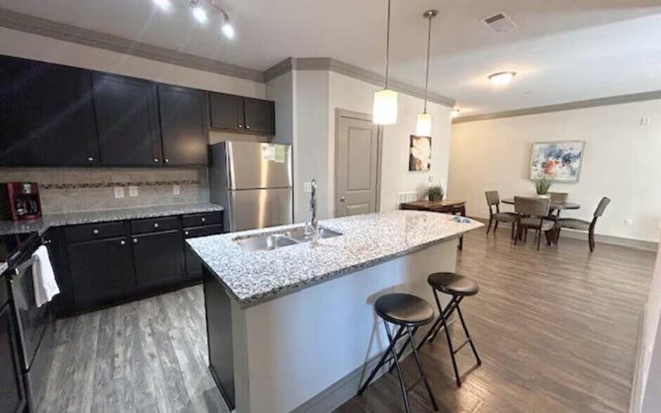 Building Photo - 900 Venue Wy