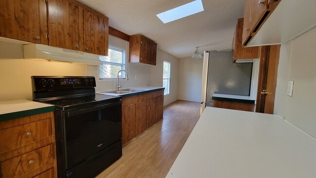 Building Photo - Huge 4 bedroom 2 bath home in a great family neighborhood.