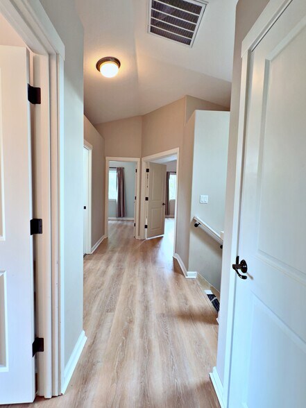 Building Photo - 411 SE 52nd Ave