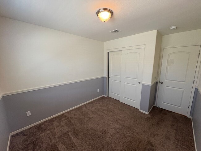 Building Photo - NW Visalia Home Available Now!