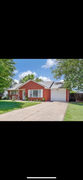 Primary Photo - 305 Valleyview Ct