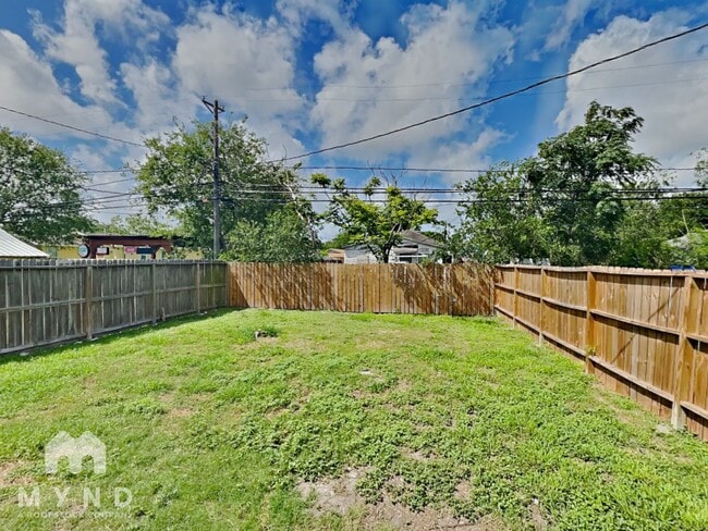 Building Photo - 2519 Goliad St