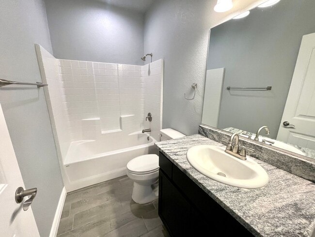 Building Photo - Beautiful 3 Bedroom Townhome Near Kingman Hospital!