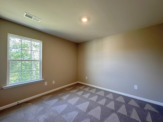 Building Photo - Spacious 4BR Home with Private Backyard Oasis
