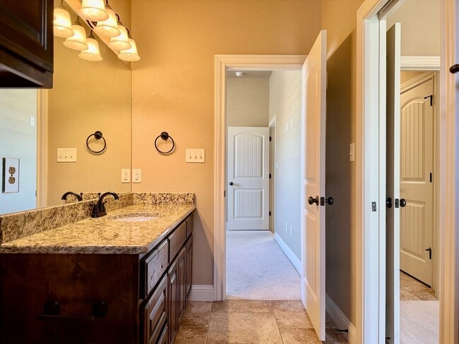 Building Photo - House For Rent