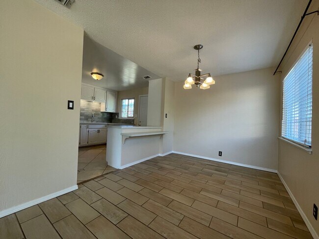 Building Photo - Charming 3-Bedroom Home with Fresh Interio...
