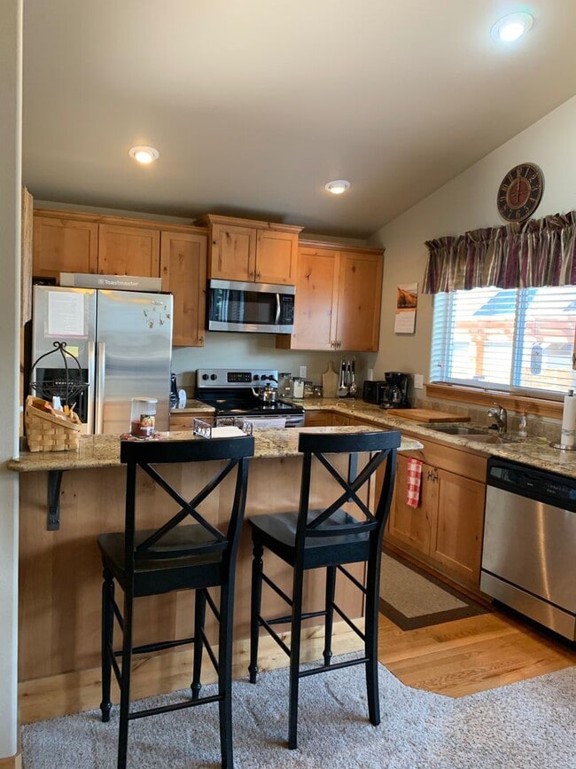 Building Photo - Fully Furnished Home is NE Bend Short Term Rental