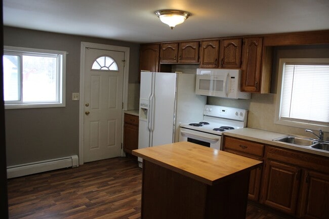 Building Photo - Available Now! 2 Bedroom 1 Bath home in Bu...