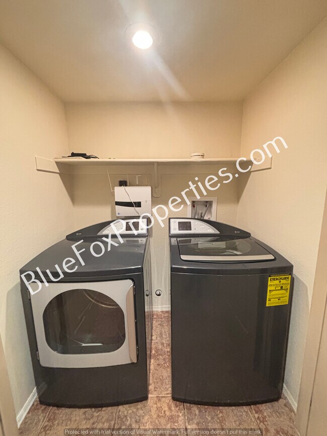Building Photo - 231 N Ashbury Ln