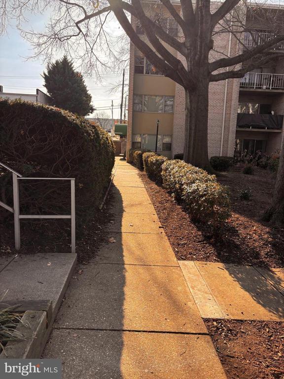 Building Photo - 2 Canterbury Square