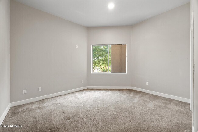 Building Photo - 945 E Playa Del Norte Dr