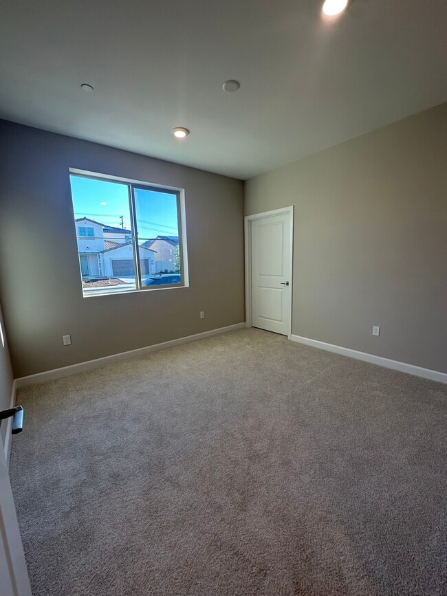 Building Photo - 2055 Woolem Pl