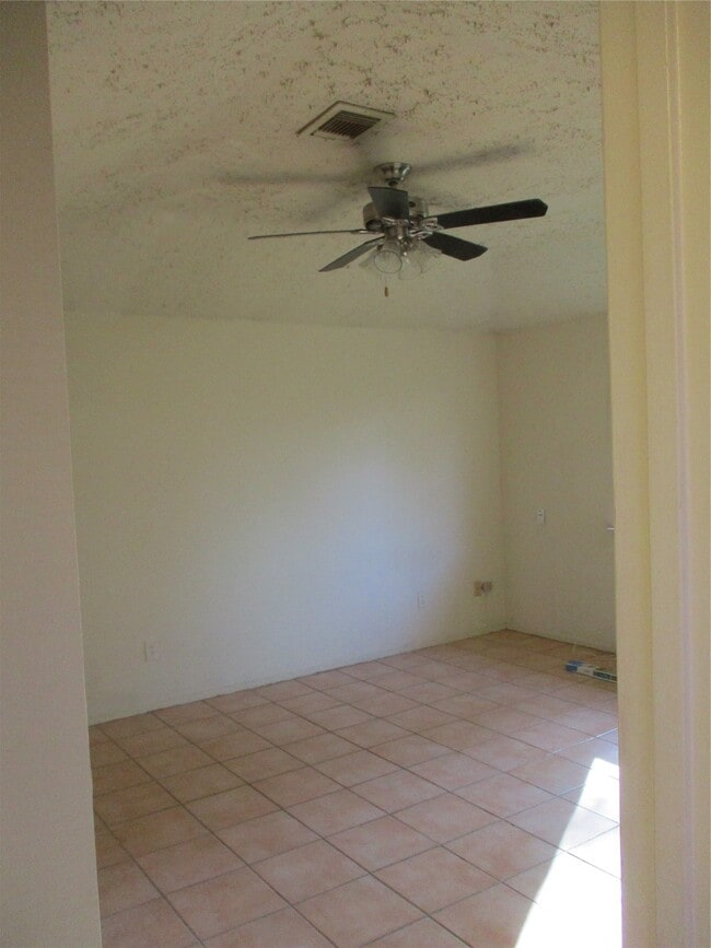 Building Photo - 19947 Mountain Dale Dr