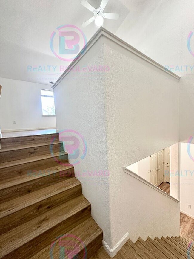 Building Photo - 3 Bedroom 2.5 Bathroom + Loft & 2 Car gara...