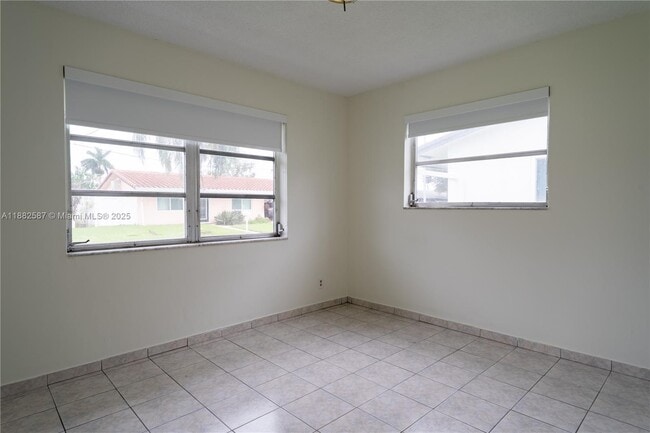 Building Photo - 2702 NW 51st Pl