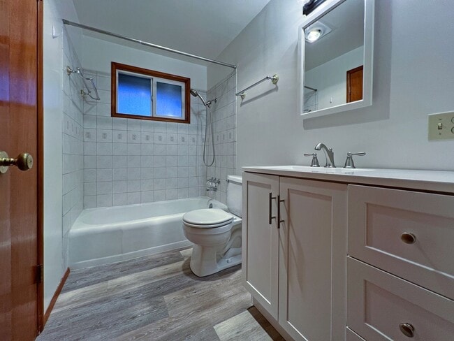 Building Photo - Adorable Three Bedrooom in Edgewood