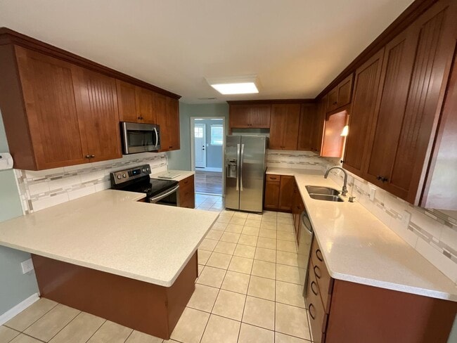 Building Photo - Gorgeous 3/2 Brick Home in Marianna with Bonus Room, Shed, and Fenced Back Yard!