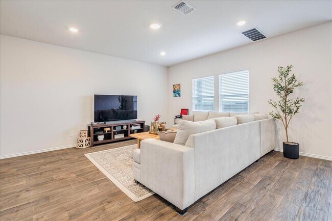 Building Photo - 125 Frogmore Lp
