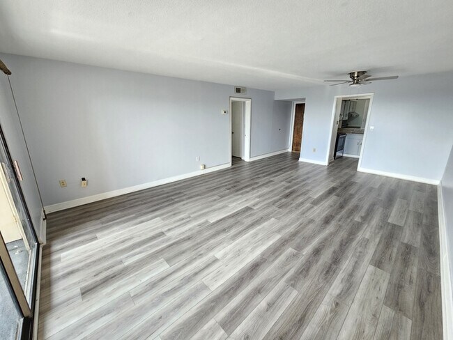 Building Photo - Remodeled High Rise in Forest Acres