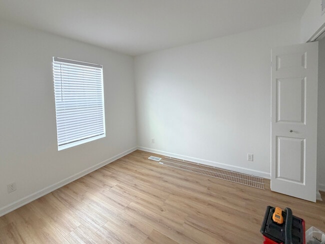 Building Photo - 651 Olive Ln