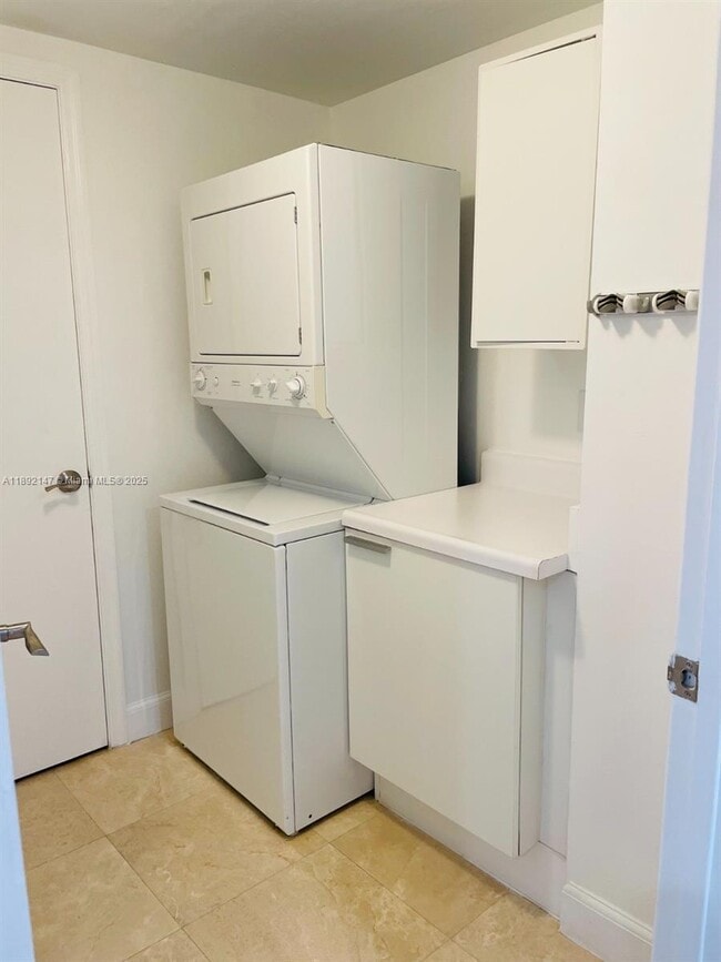 Building Photo - 14951 Royal Oaks Ln