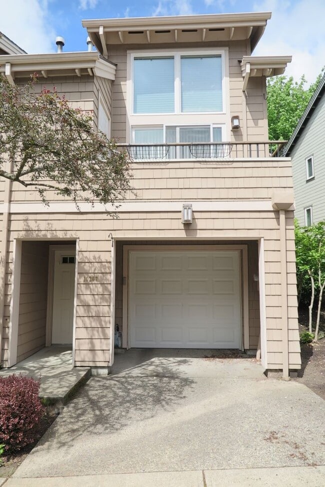 Building Photo - Discover easy living at Forest Heights 2b/2ba Townhome!
