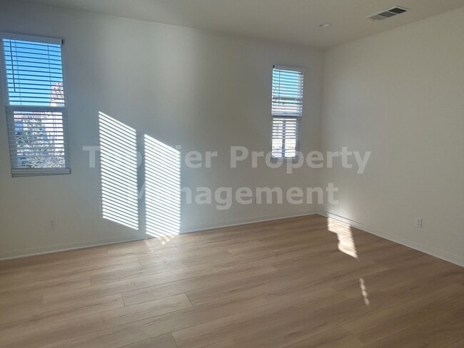 Building Photo - ***Charming 3 bed / 2.5 bath Townhome in O...