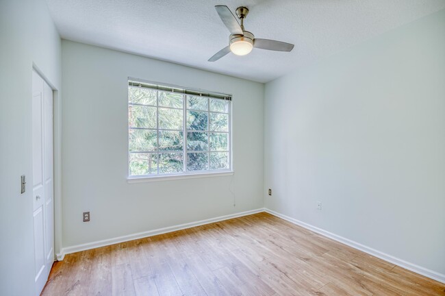 Building Photo - 2206 Myrtlewood Cir E