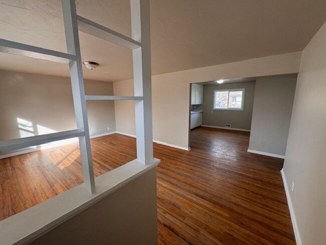 Building Photo - Super Clean 3BR with Hardwood, Large Closets & Garage